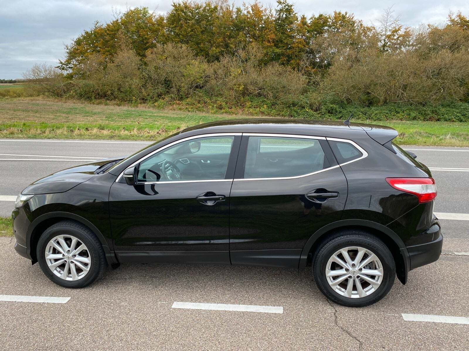 Sort Nissan Qashqai fra 2014 set udefra