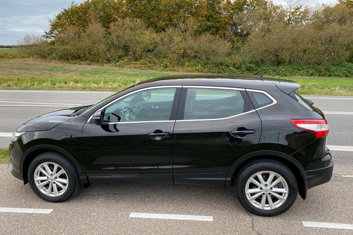 Sort Nissan Qashqai fra 2014 set udefra