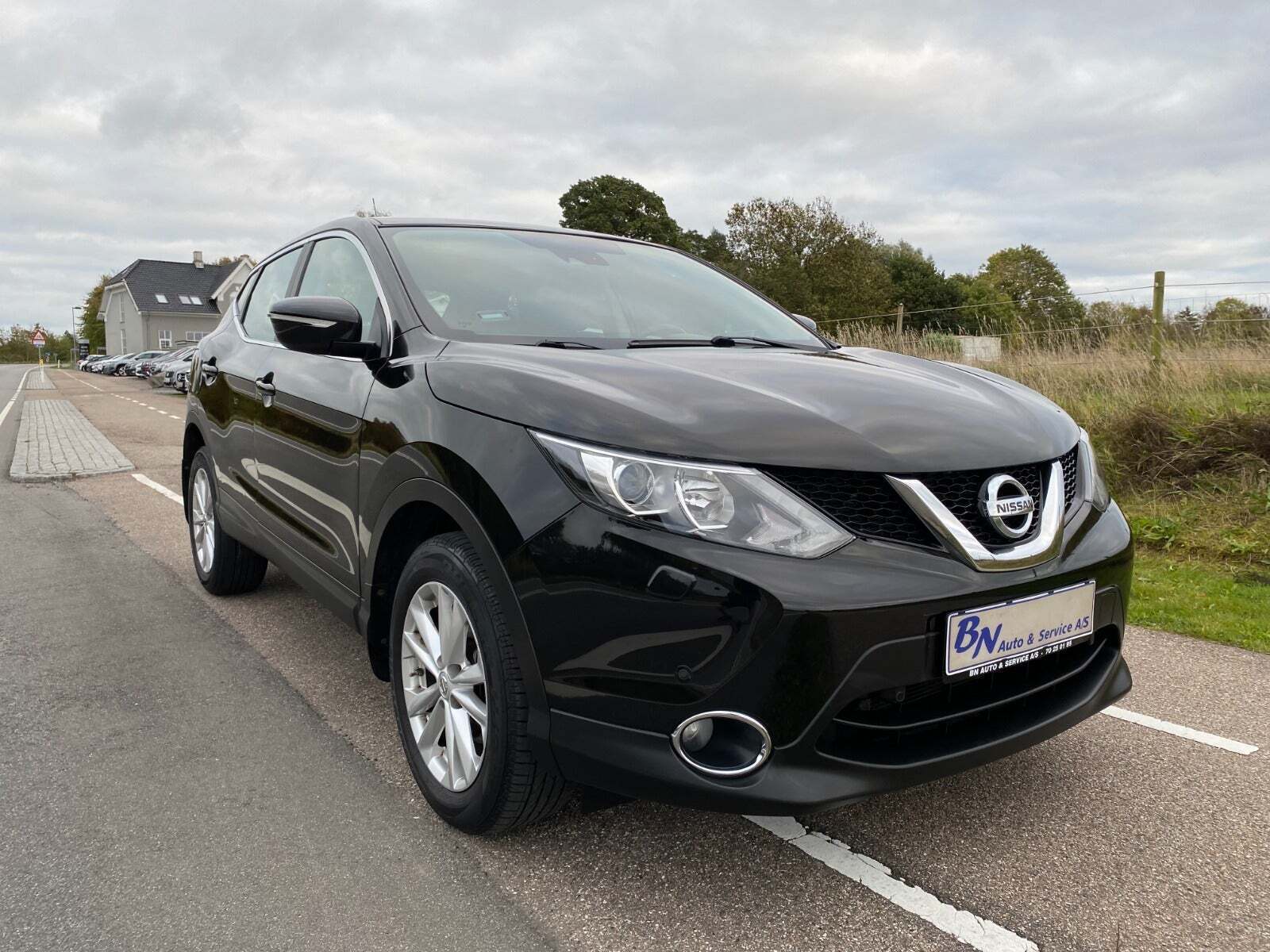 Sort Nissan Qashqai fra 2014 set udefra