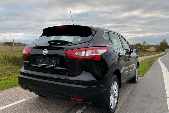 Sort Nissan Qashqai fra 2014 set udefra