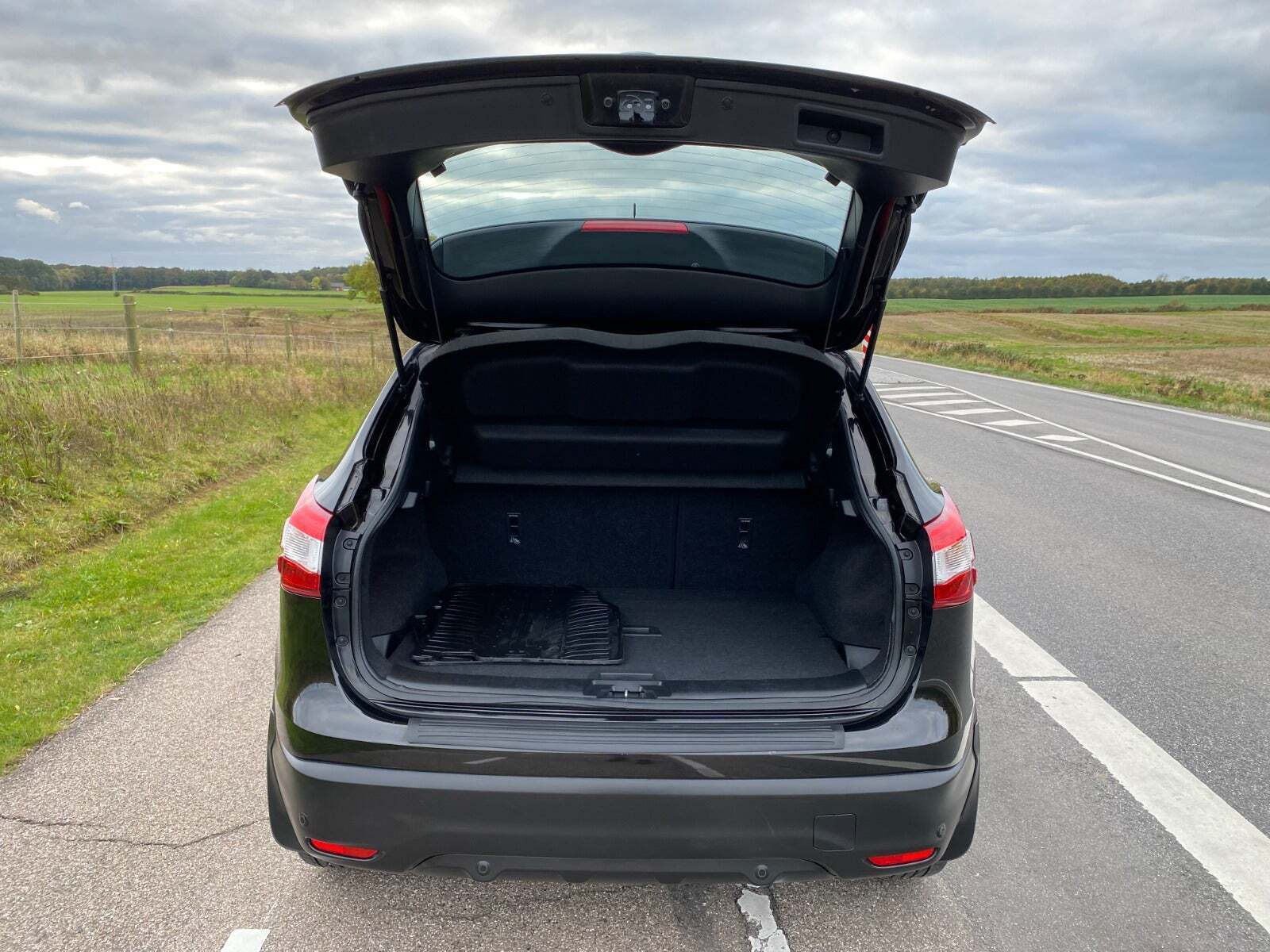 Sort Nissan Qashqai fra 2014