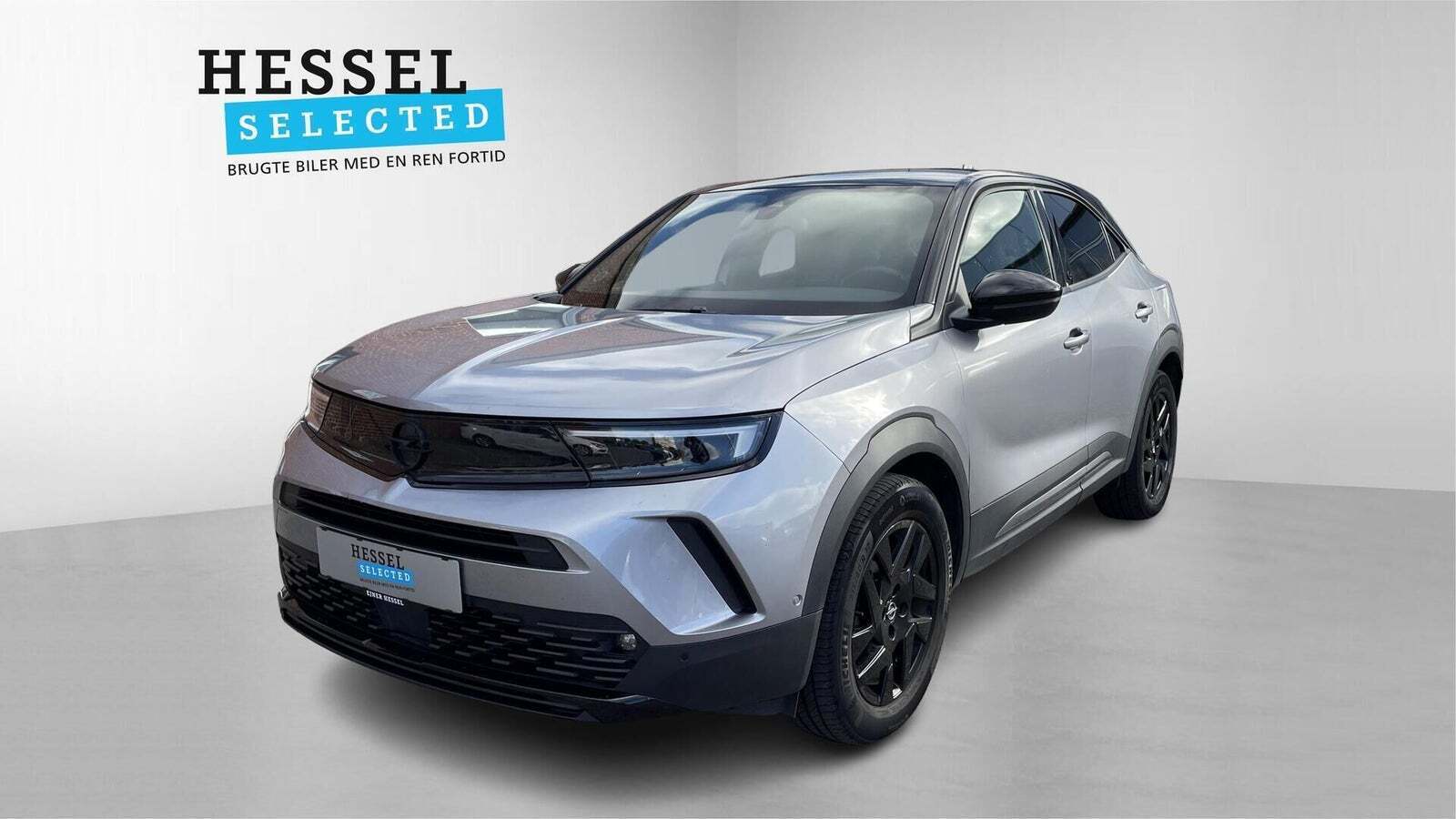 Beige Opel Mokka-e fra 2021 set udefra