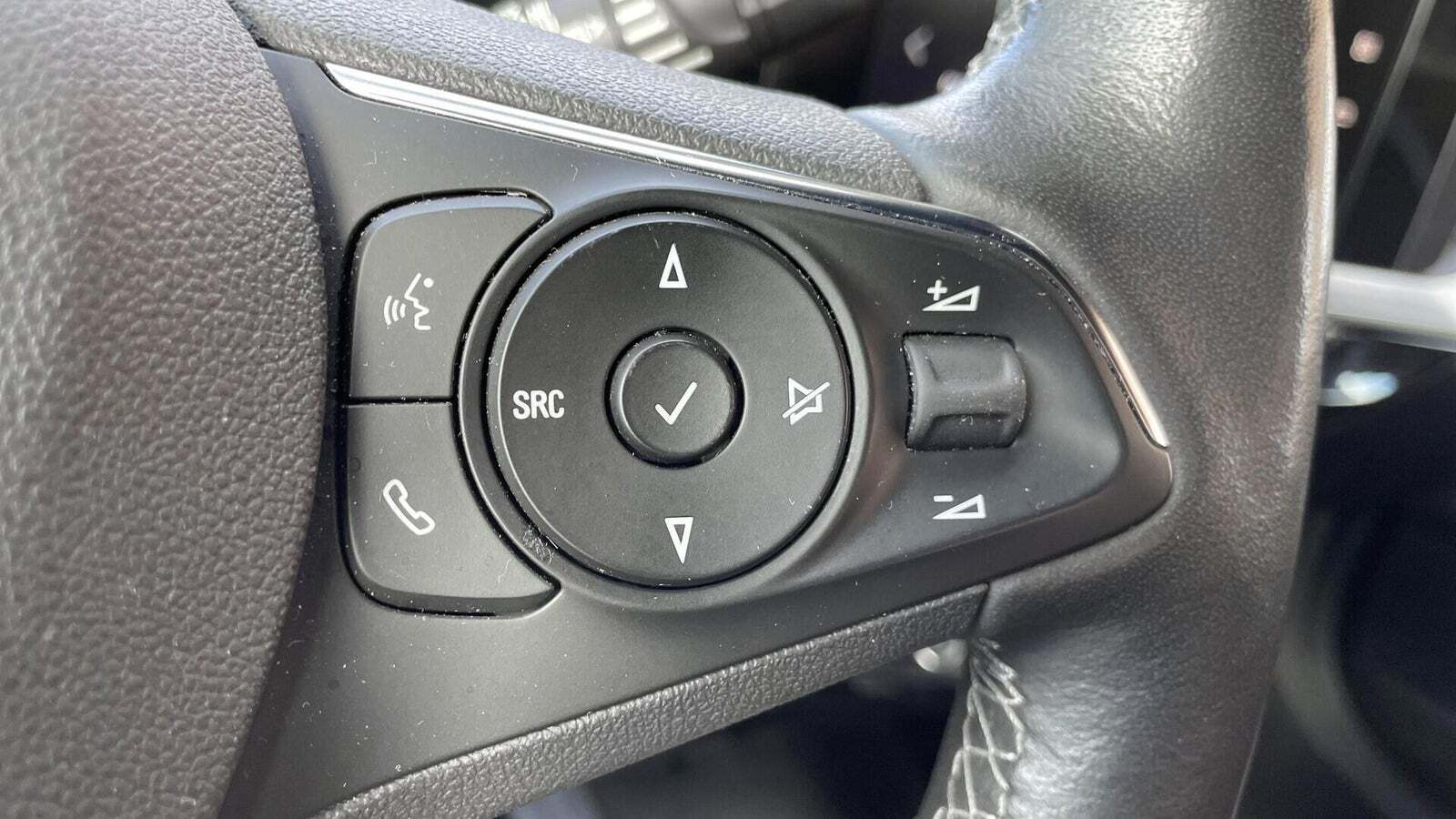 Beige Opel Mokka-e fra 2021