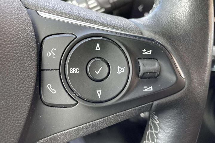 Beige Opel Mokka-e fra 2021