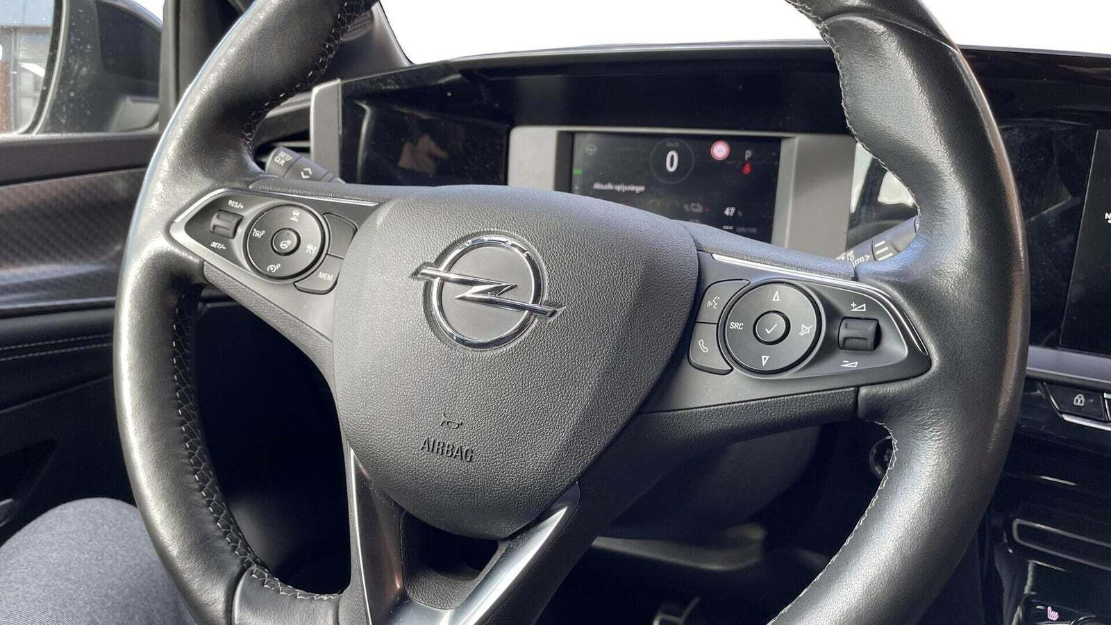 Beige Opel Mokka-e fra 2021