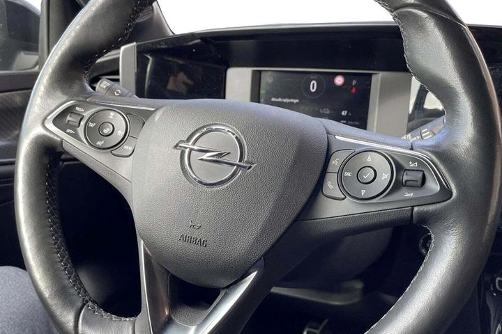 Beige Opel Mokka-e fra 2021