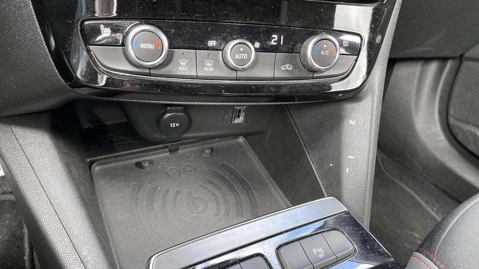 Beige Opel Mokka-e fra 2021