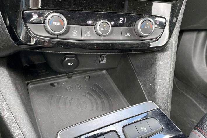 Beige Opel Mokka-e fra 2021