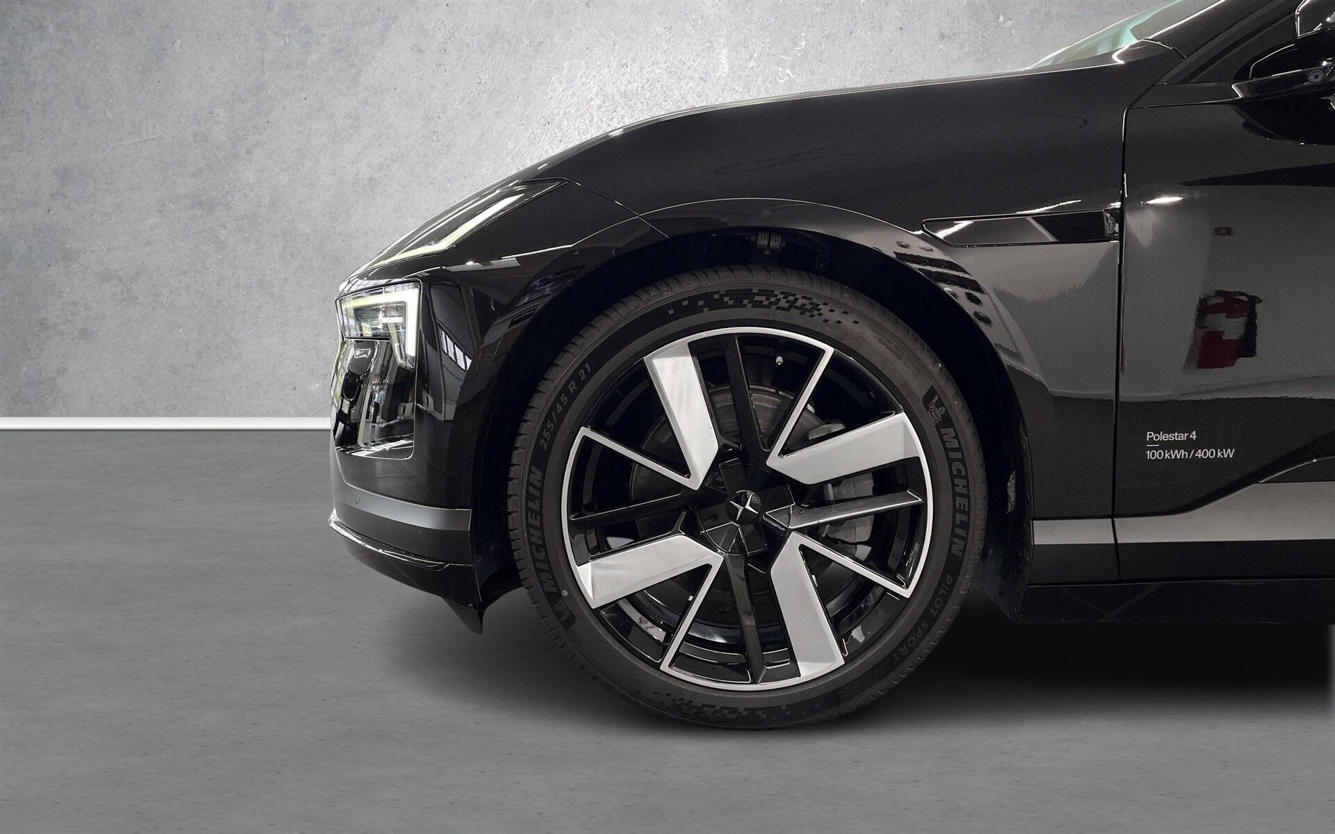 Sort Polestar 4 fra 2025