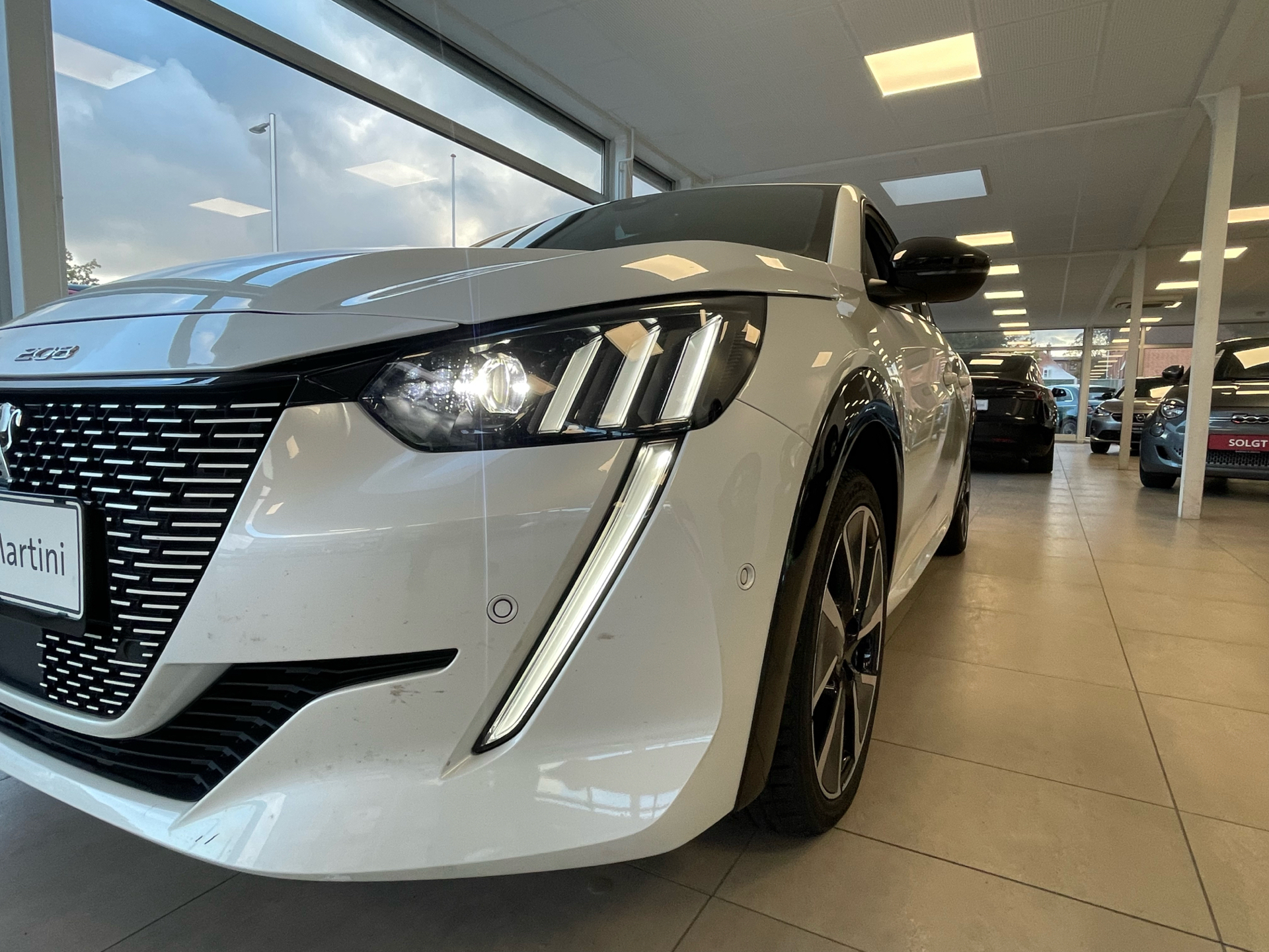 Hvid Peugeot e-208 fra 2022
