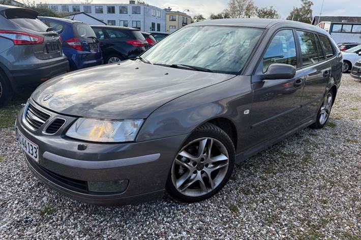 Grå Saab 9-3 fra 2005 set udefra