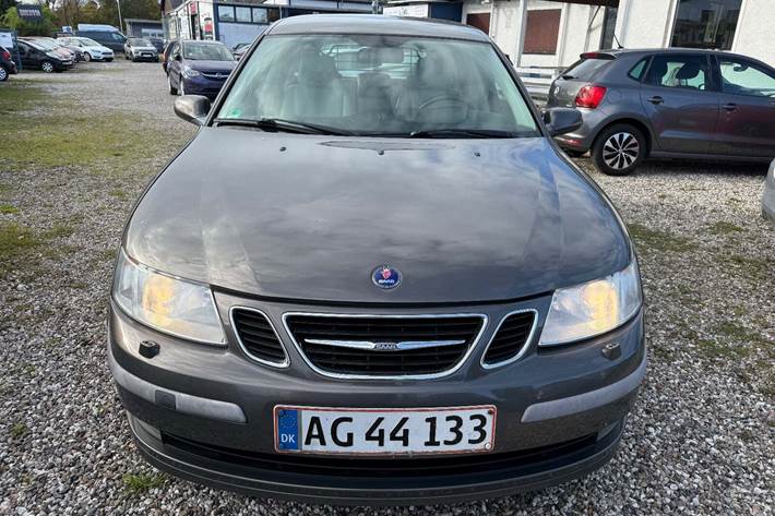 Grå Saab 9-3 fra 2005