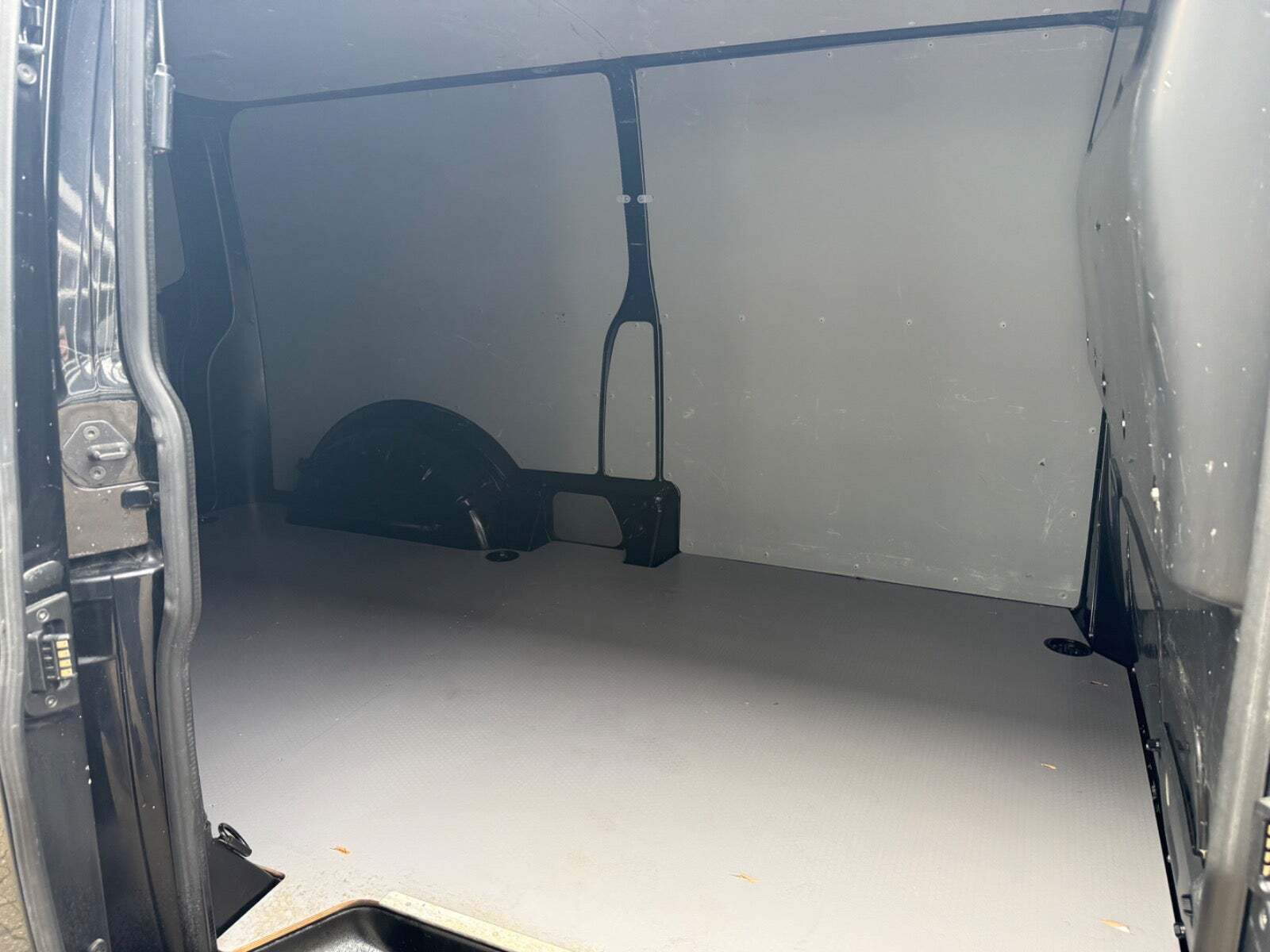 Sort VW Transporter fra 2023