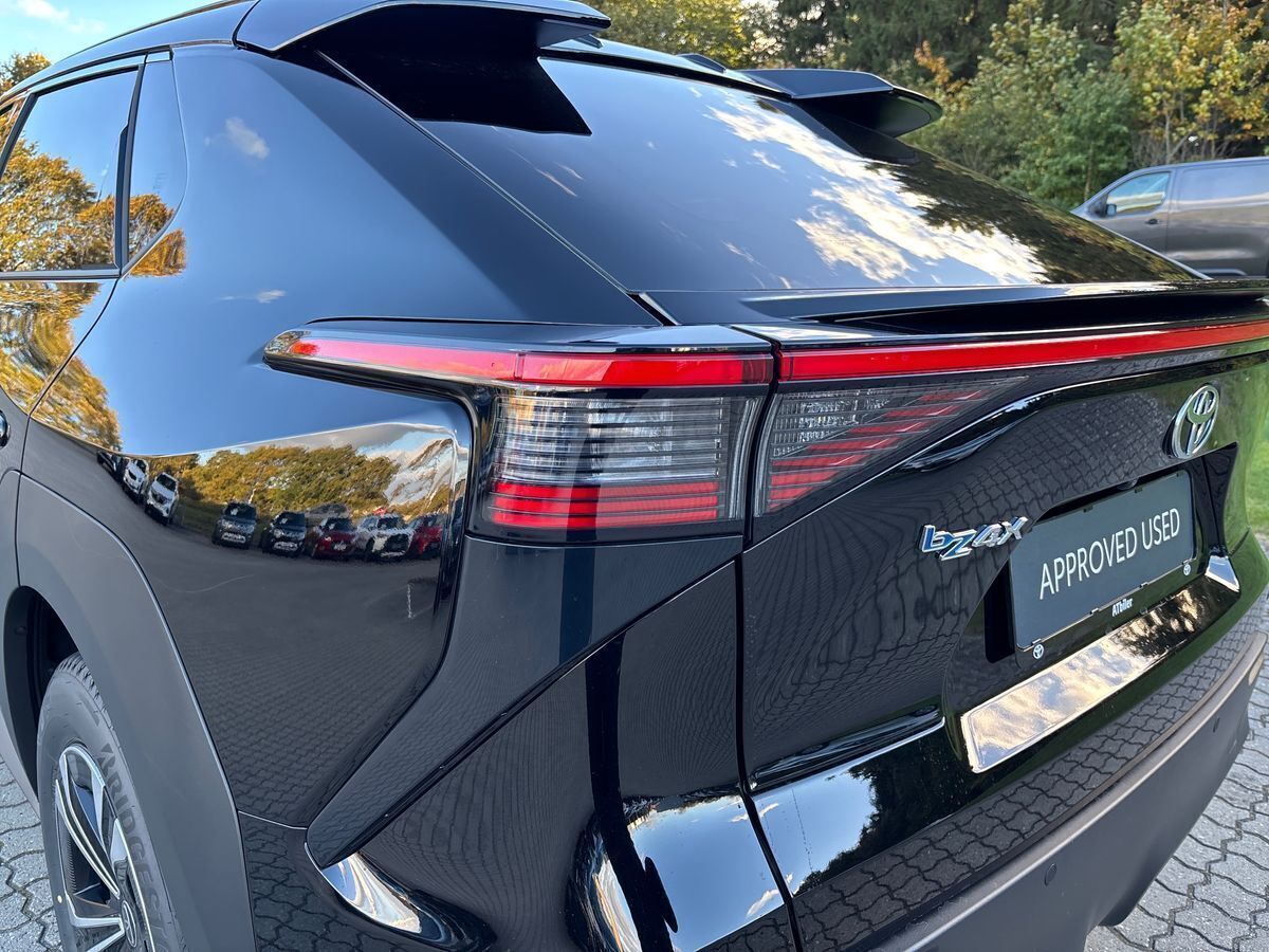 Sort Toyota BZ4X fra 2025