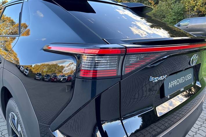 Sort Toyota BZ4X fra 2025