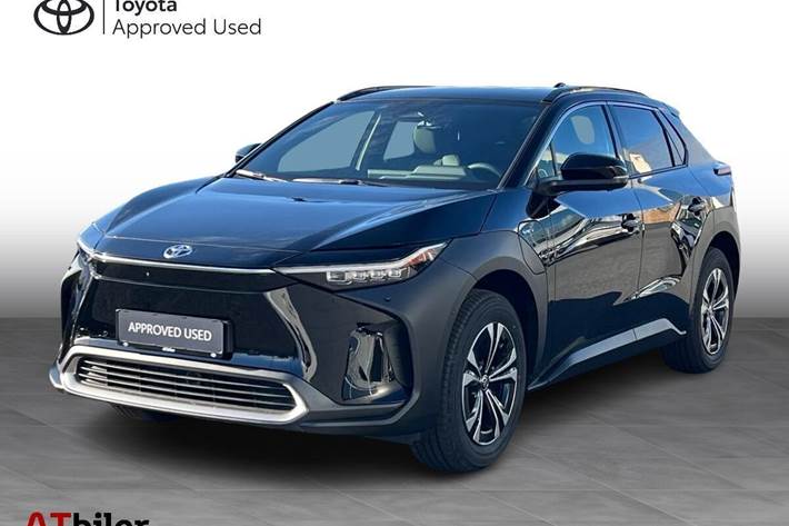 Sort Toyota BZ4X fra 2025 set udefra