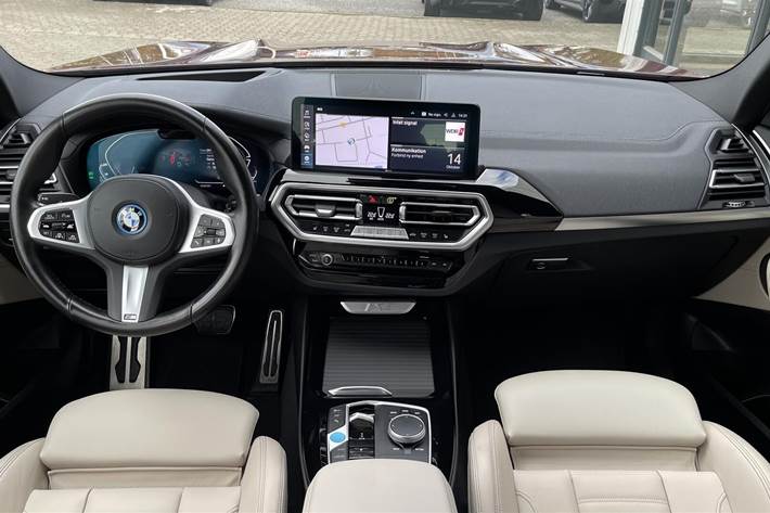 Rød BMW iX3 fra 2023