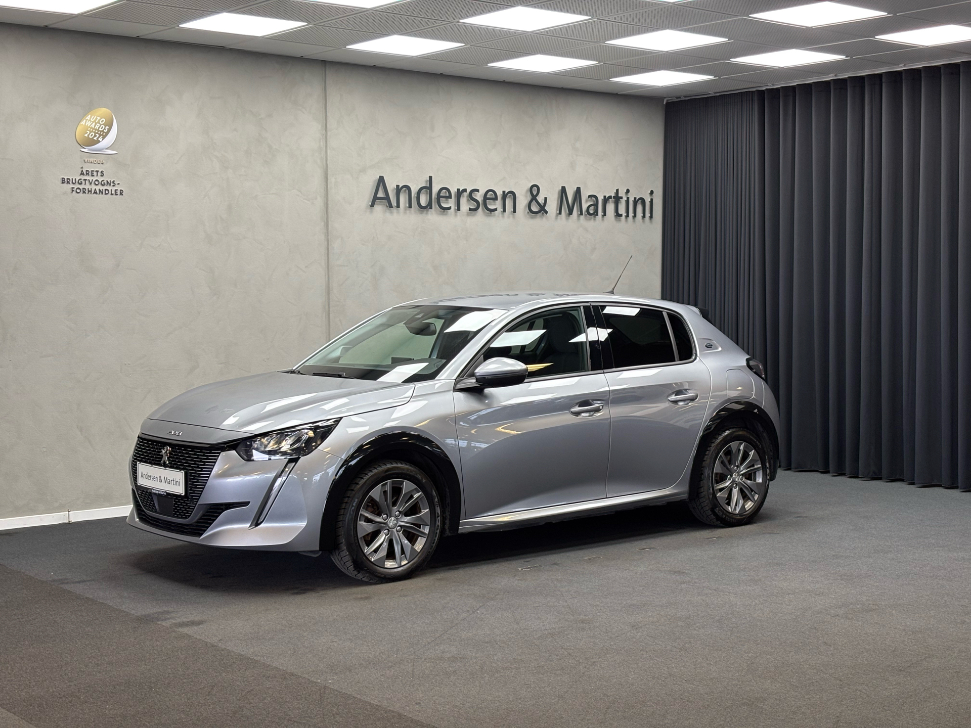 Sølv Peugeot e-208 fra 2020 set udefra