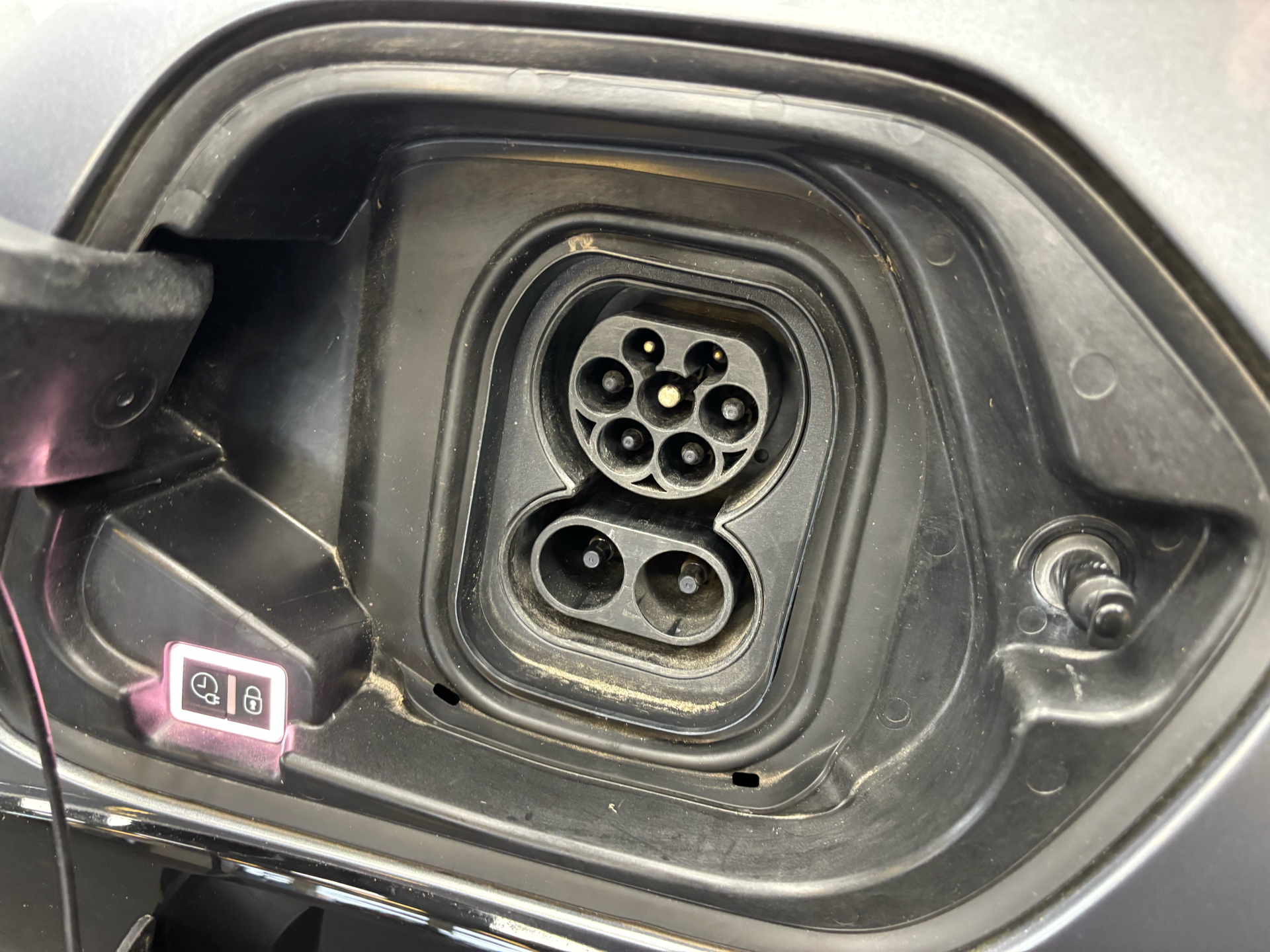 Sølv Peugeot e-208 fra 2020 set udefra