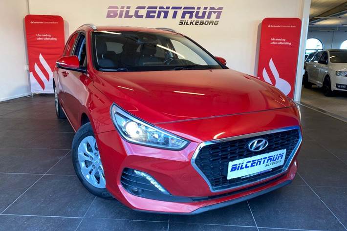 Rød Hyundai i30 fra 2019 set udefra