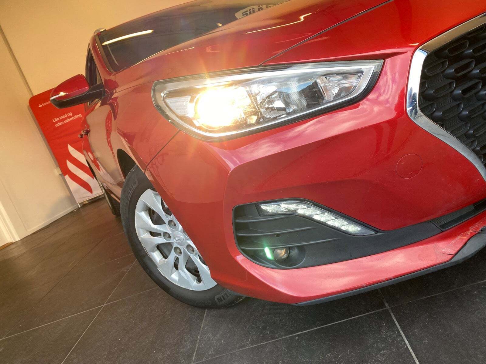 Rød Hyundai i30 fra 2019