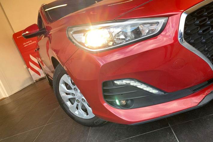 Rød Hyundai i30 fra 2019