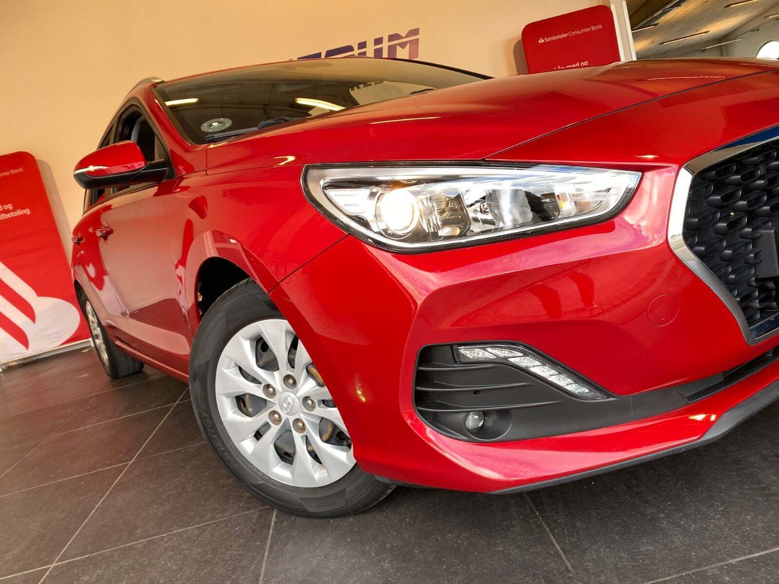 Rød Hyundai i30 fra 2018