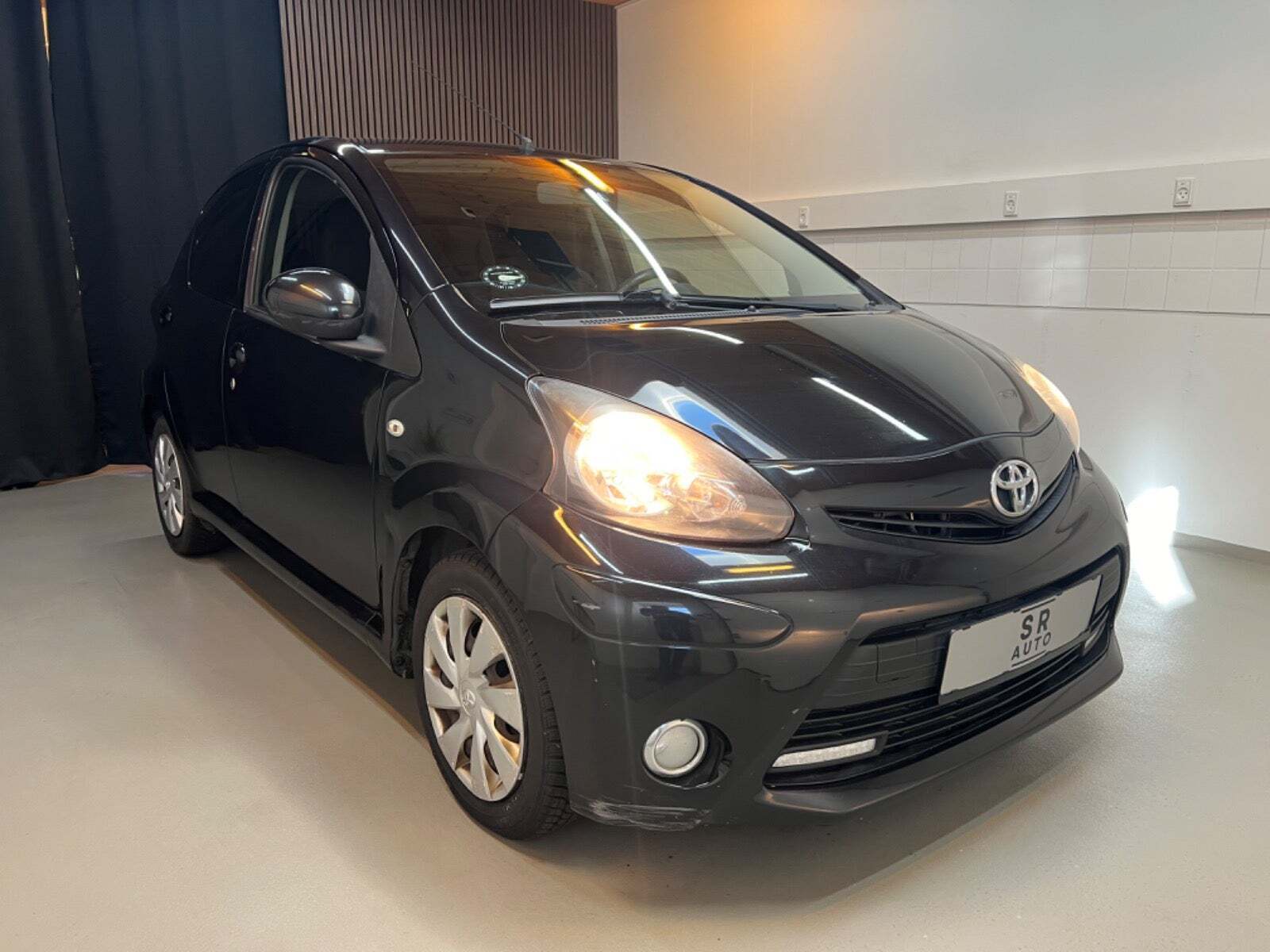 Sort Toyota Aygo fra 2012