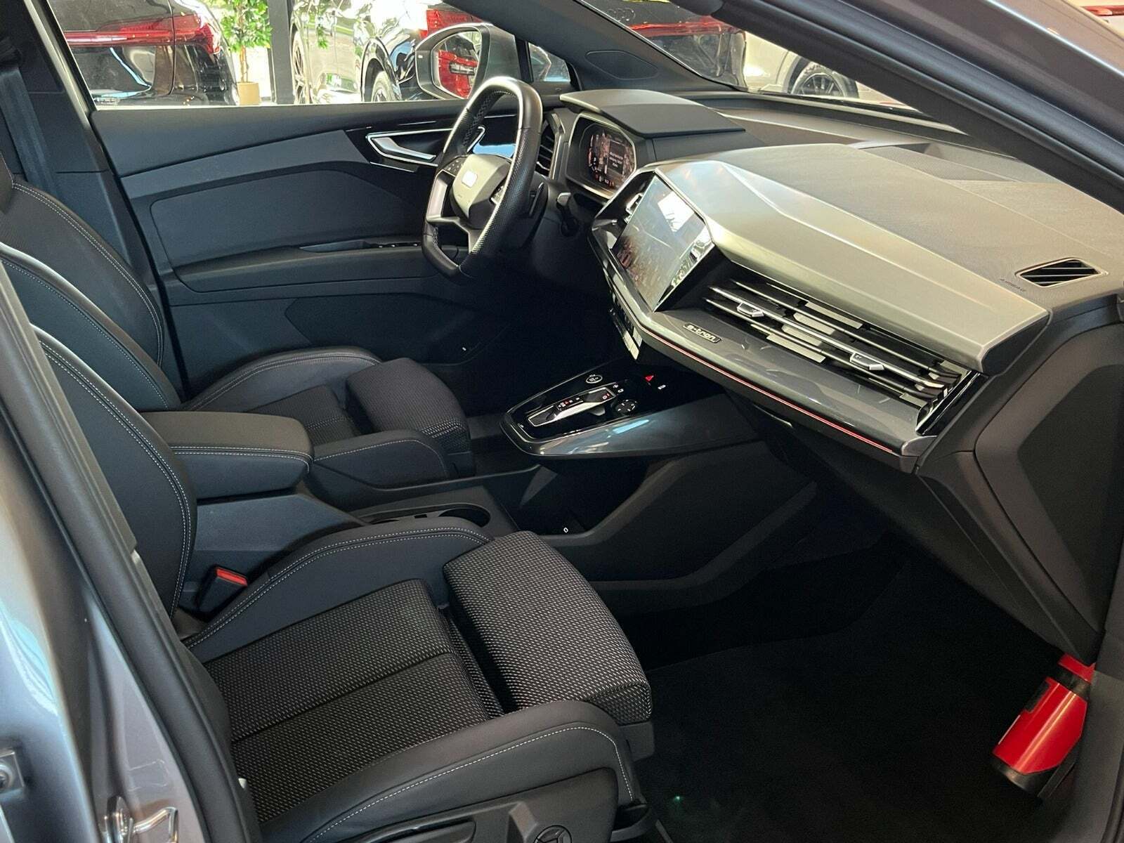 Grå Audi Q4 e-tron fra 2024