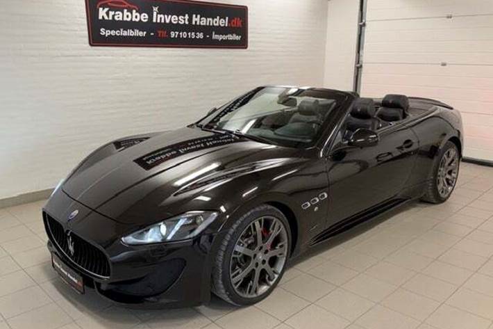 Sort Maserati GranCabrio fra 2013 set udefra