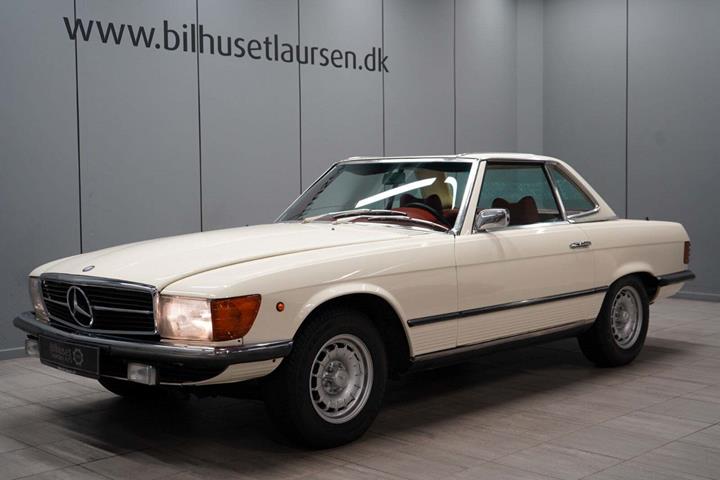 Hvid Mercedes 350 SL fra 1973 set udefra