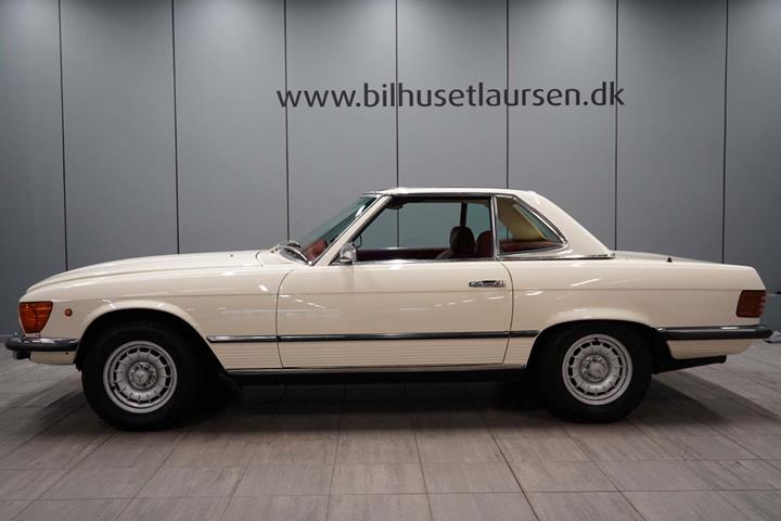 Hvid Mercedes 350 SL fra 1973 set udefra