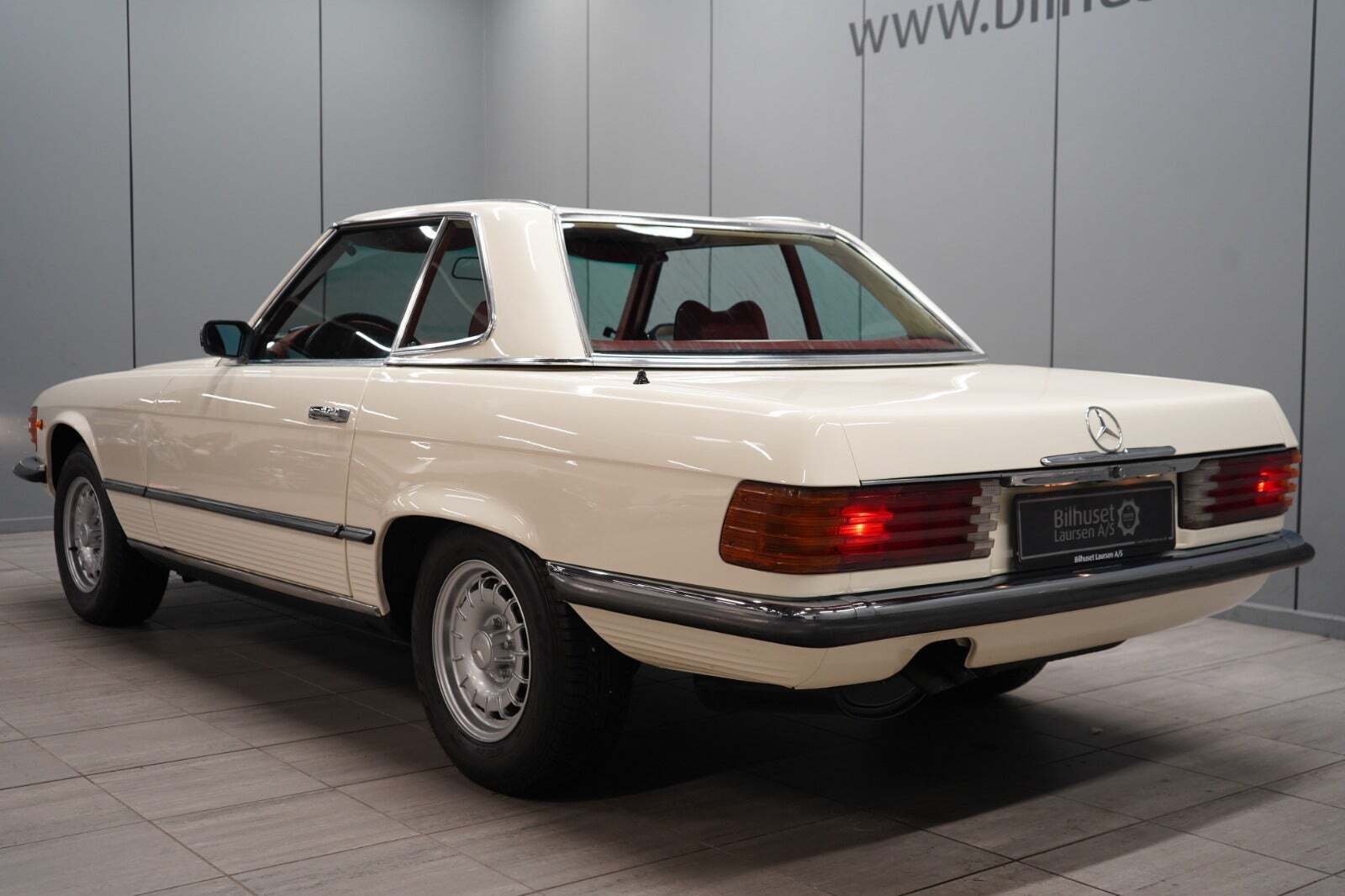 Hvid Mercedes 350 SL fra 1973 set udefra