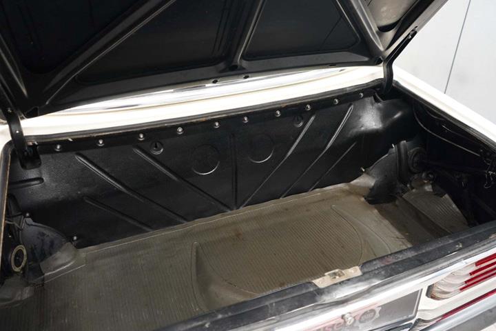 Hvid Mercedes 350 SL fra 1973 set udefra