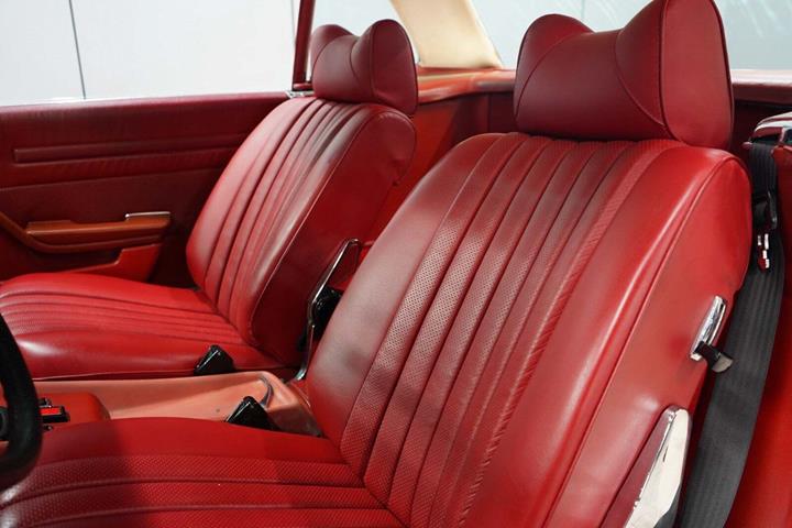 Hvid Mercedes 350 SL fra 1973 set indefra
