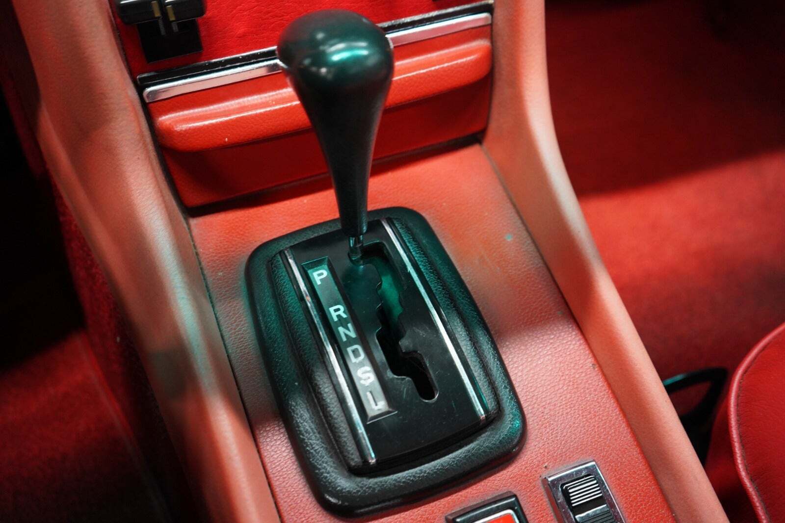 Hvid Mercedes 350 SL fra 1973 set indefra
