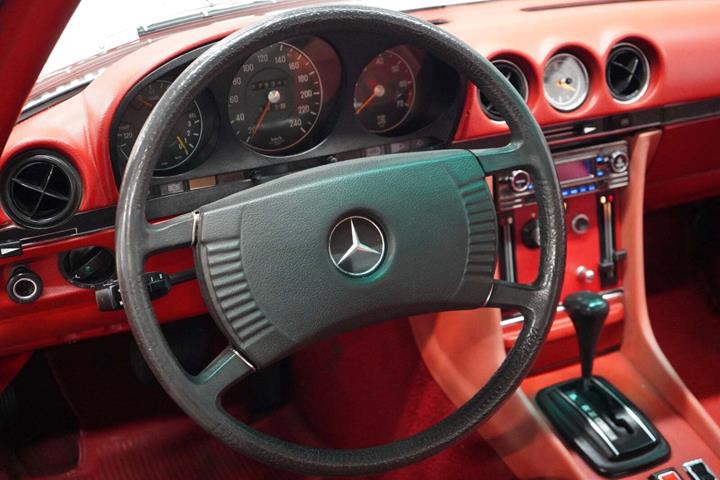 Hvid Mercedes 350 SL fra 1973 set indefra