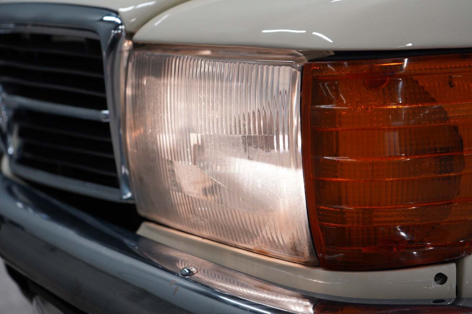 Hvid Mercedes 350 SL fra 1973 set udefra