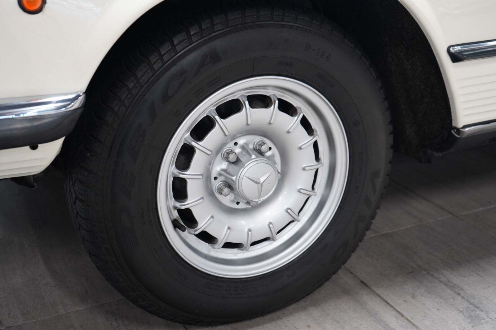 Hvid Mercedes 350 SL fra 1973 set udefra