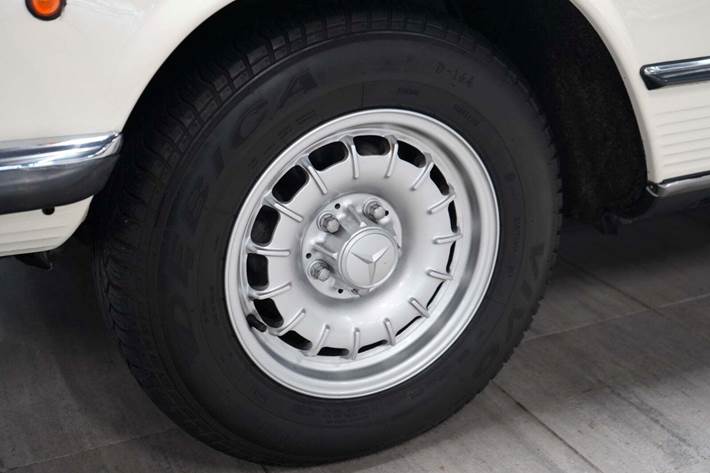 Hvid Mercedes 350 SL fra 1973 set udefra