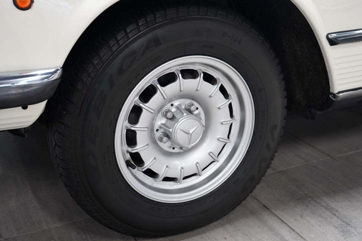 Hvid Mercedes 350 SL fra 1973 set udefra