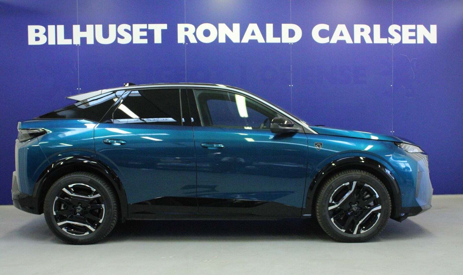 Blå Peugeot e-3008 fra 2024