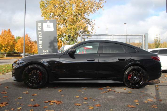 Sort BMW 430i fra 2022 set udefra