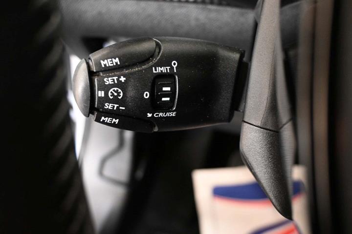 Hvid Peugeot 2008 fra 2024