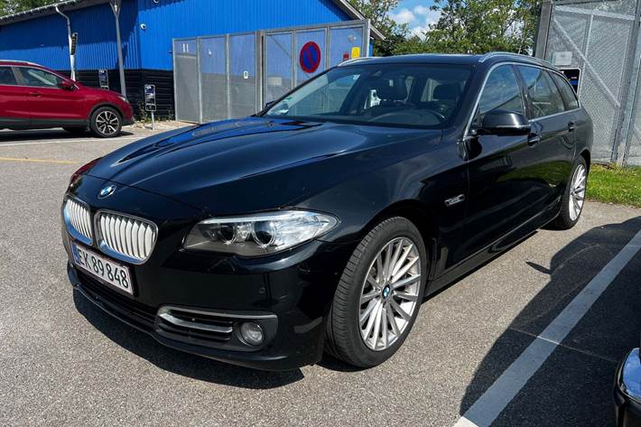 Sort BMW 520i fra 2013 set udefra