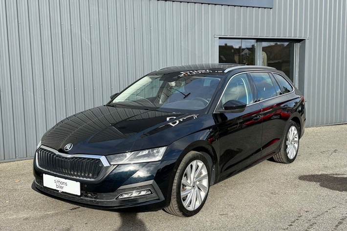 Sort Skoda Octavia fra 2020 set udefra