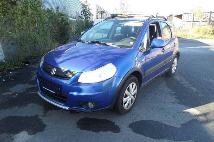 Blå Suzuki SX4 fra 2007 set udefra