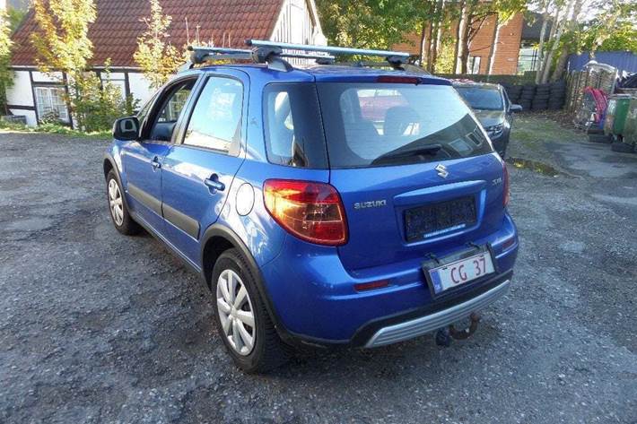 Blå Suzuki SX4 fra 2007
