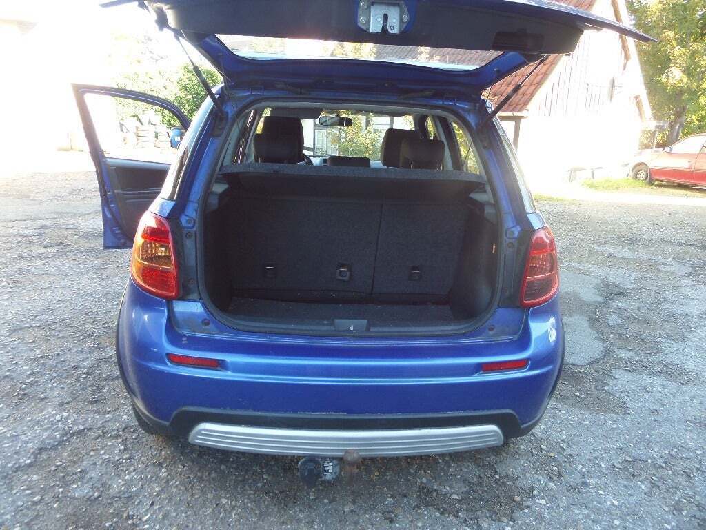 Blå Suzuki SX4 fra 2007