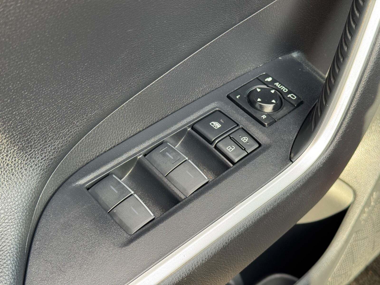 Rød Toyota RAV4 fra 2021